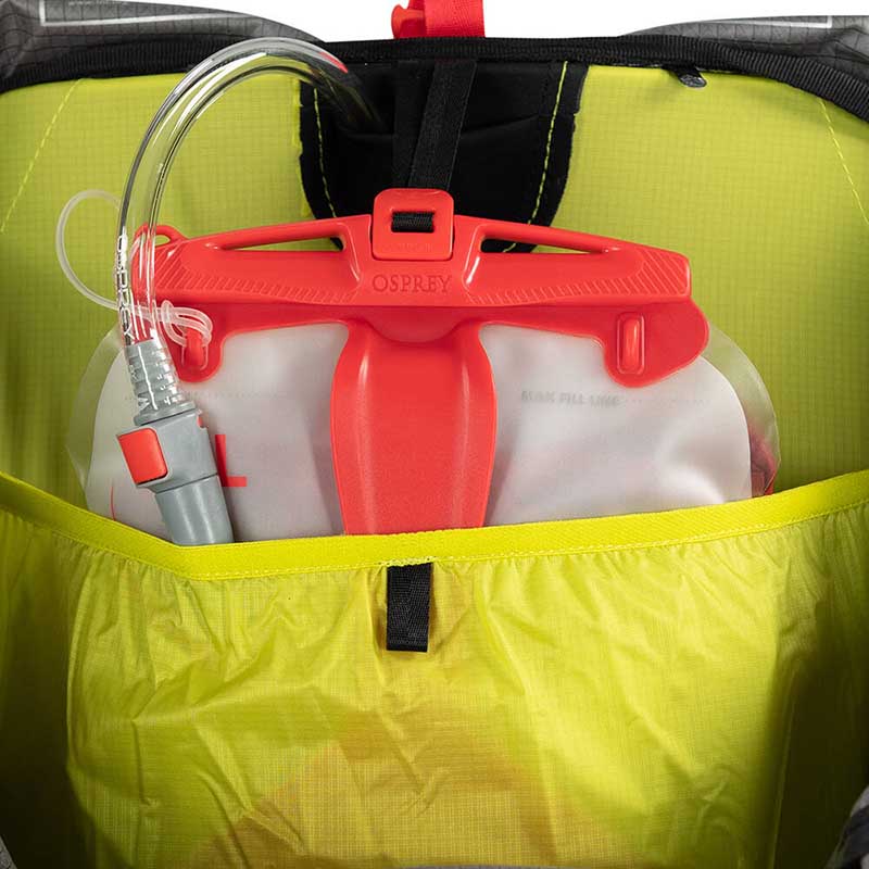 Compatible avec les poches &agrave; eau Hydraulics Osprey (1,5L / 2L / 2,5L / 3L) avec un compartiment interne sp&eacute;cifique